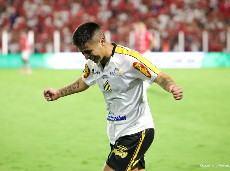 Titi Ortíz celebra gol do Novorizontino sobre o Vila Nova - Foto: Ozzair Jr