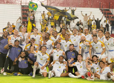 Elenco do Novorizontino celebra vitória sobre Atlético-GO — Foto: Juan Rodrigues