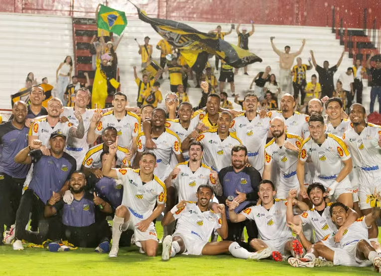 Elenco do Novorizontino celebra vitória sobre Atlético-GO — Foto: Juan Rodrigues