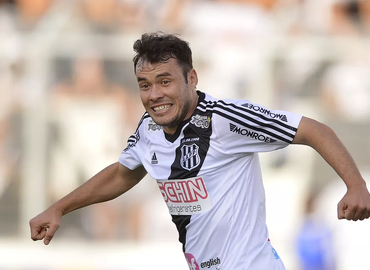 Renato Cajá em ação pela Ponte Preta, em 2015 — Foto: Ag. Estado