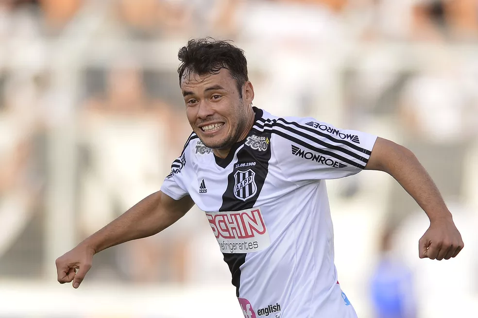 Renato Cajá em ação pela Ponte Preta, em 2015 — Foto: Ag. Estado
