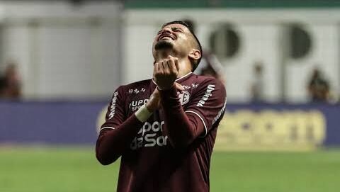 Atacante marcou 12 gols e distribuiu duas assistências em 44 jogos em 2026, ano em que a equipe conquistou o acesso à Série B