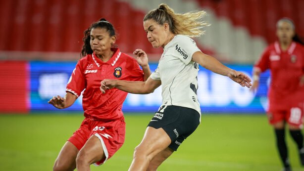 Lateral-esquerda comenta uso de aparelho respiratório e projeta semifinal da Libertadores Feminina contra o Santa Fe